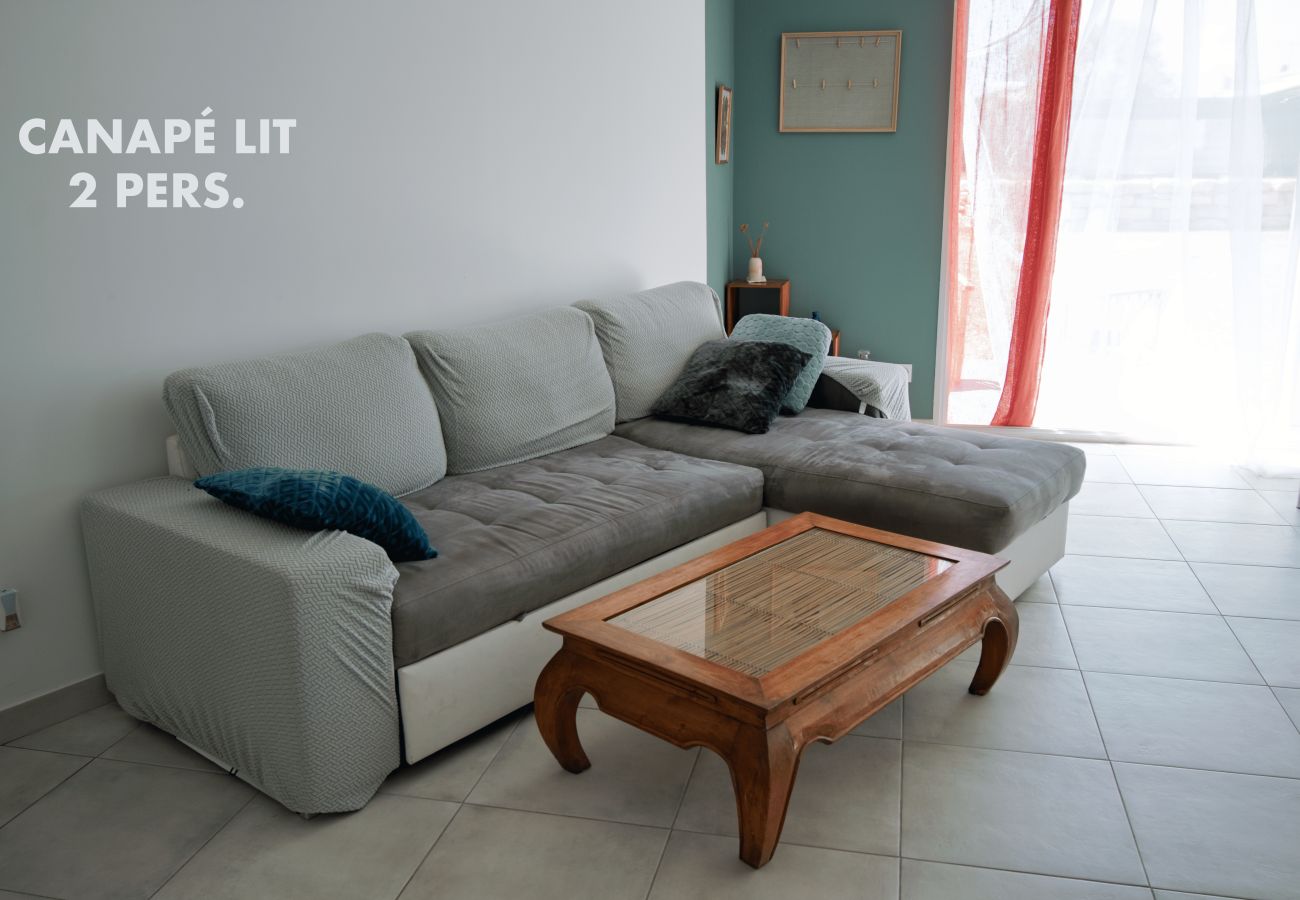 Schlafcouch für zwei Personen im modernen und hellen Wohnzimmer.