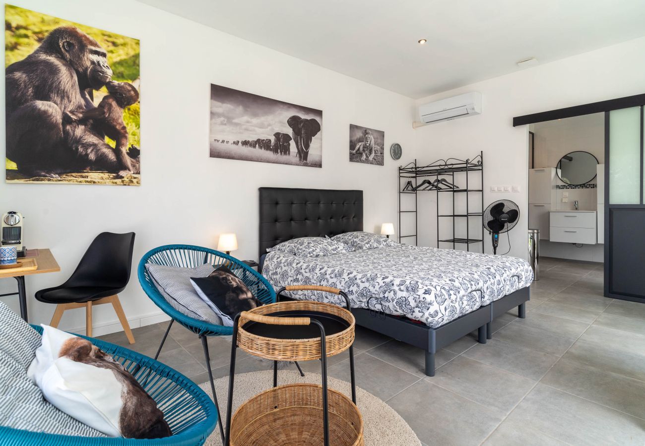 House in Caumont sur Durance - House with heated swimming pool and jacuzzi “La castagne”
