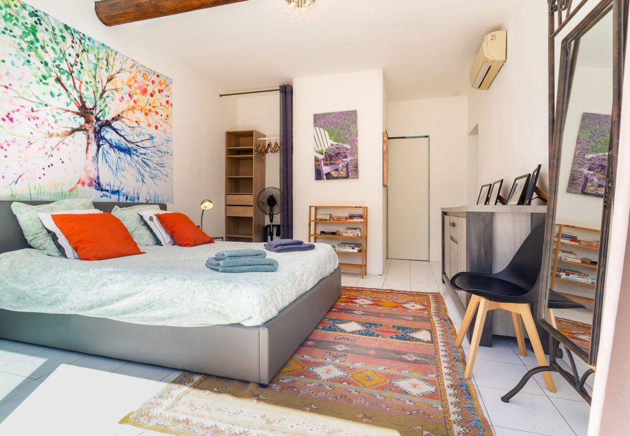 House in Caumont sur Durance - House with heated swimming pool and jacuzzi “La castagne”