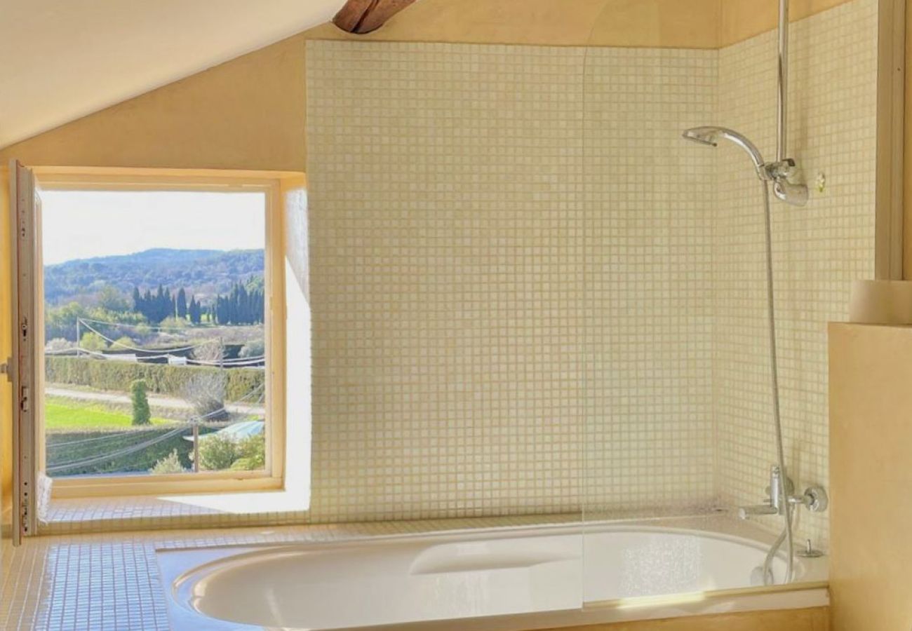 Bath with views of nature and a Zen atmosphere