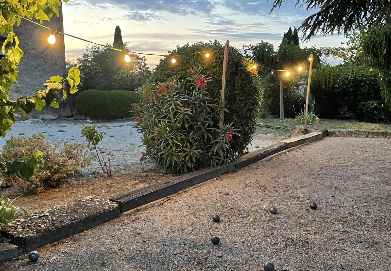 A game of pétanque in the garden in a gentle, festive atmosphere