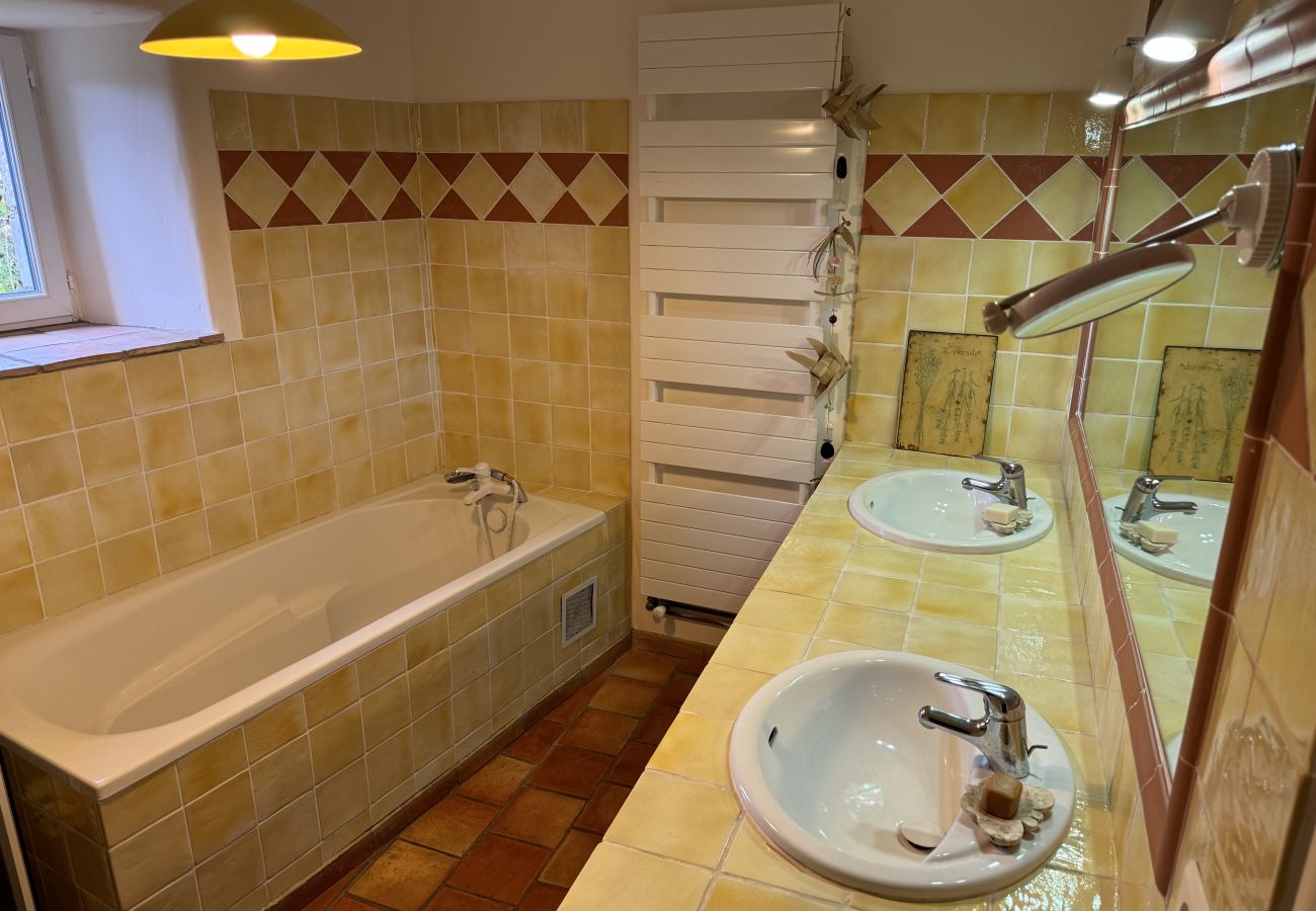 Villa à Bézaudun-sur-Bîne - Havre de Paix, maison de campagne avec un capacité d'accueil de 15 personnes