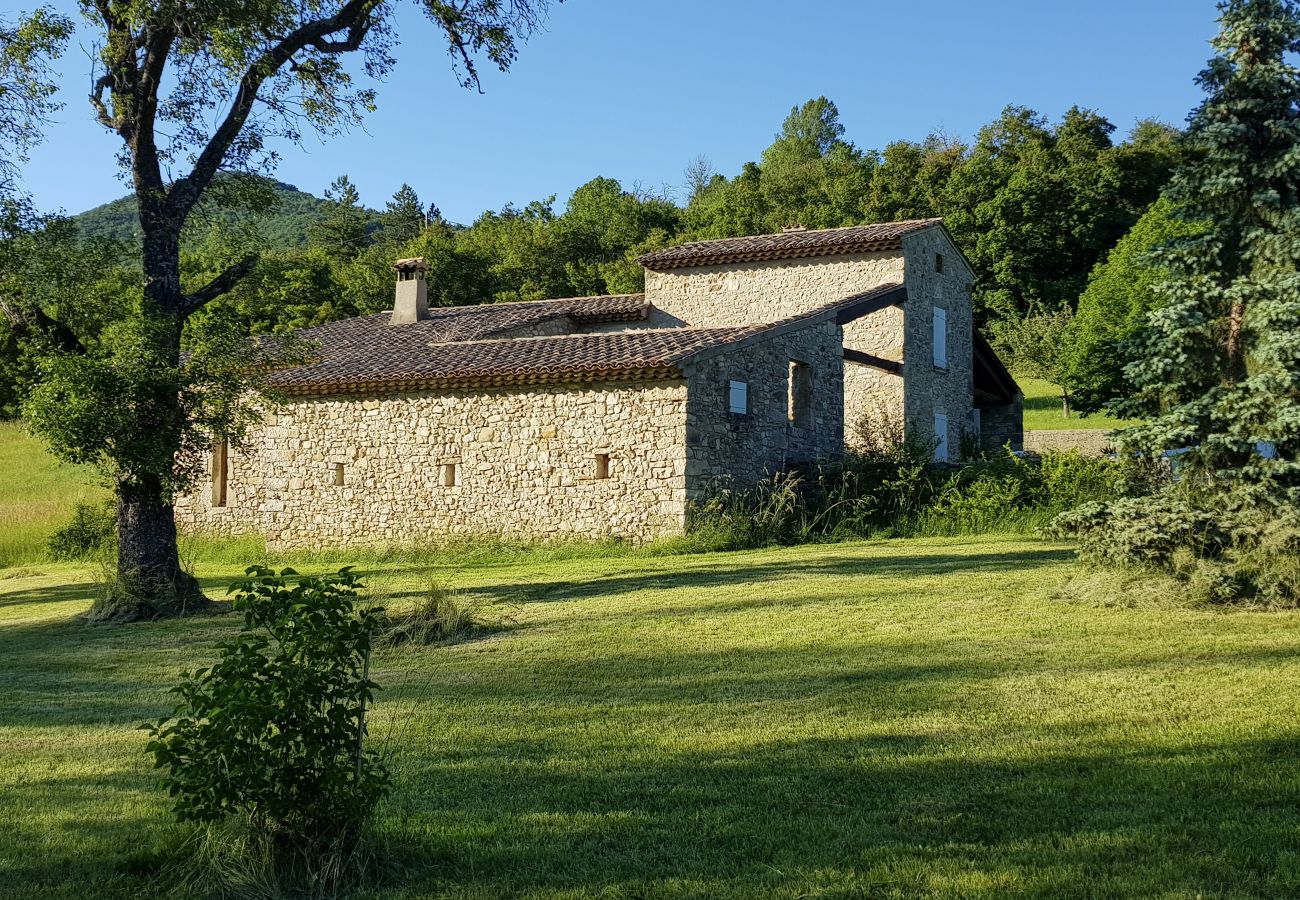 façade de maison en pierre dans un paysage champêtre
