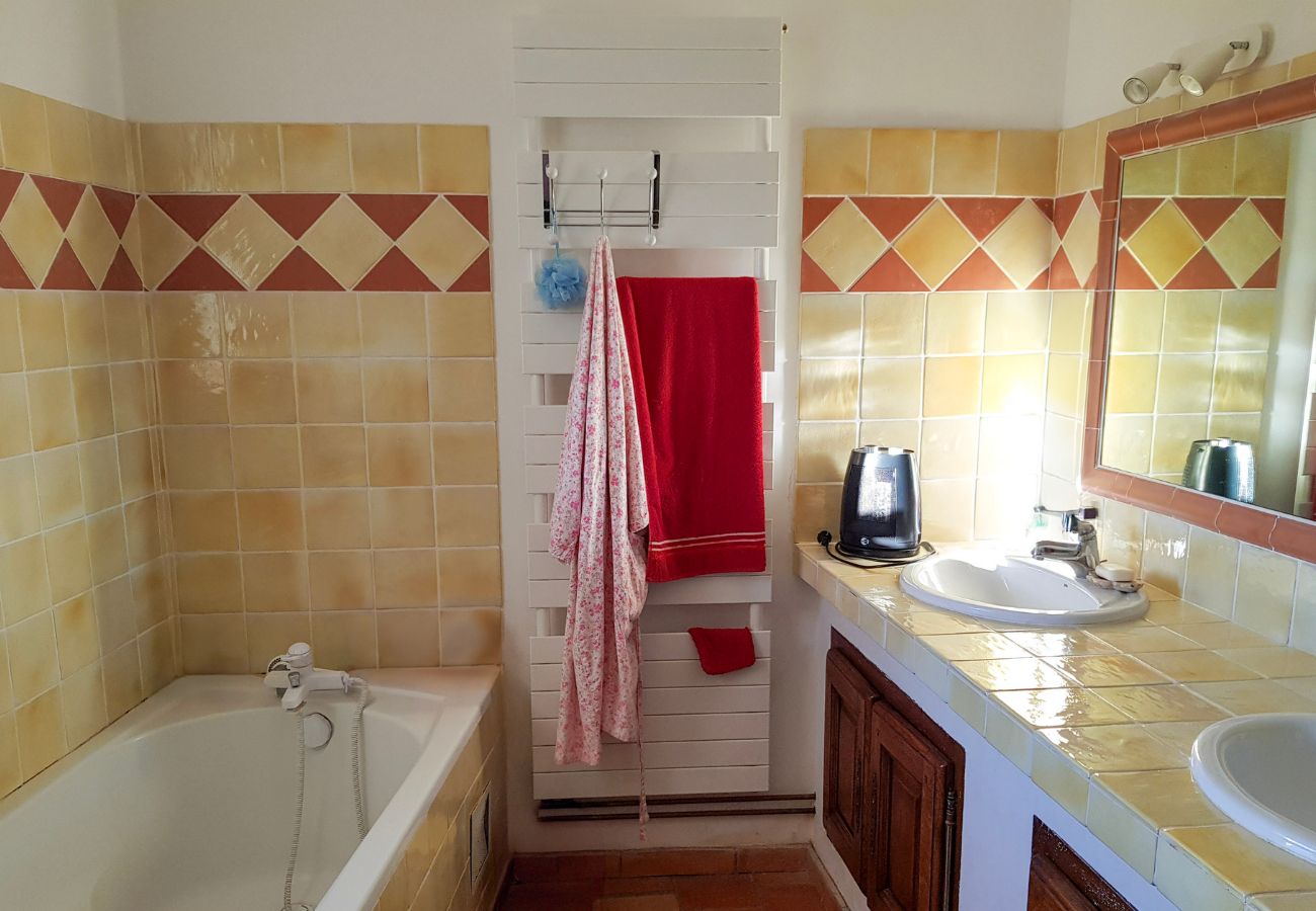 salle de bain avec baignoire et double vasque