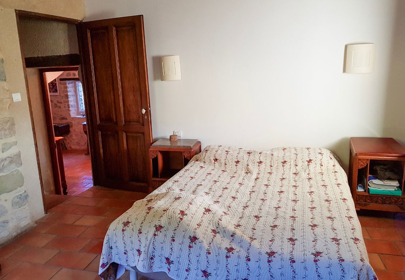 chambre avec mobilier bois et sol en tomettes