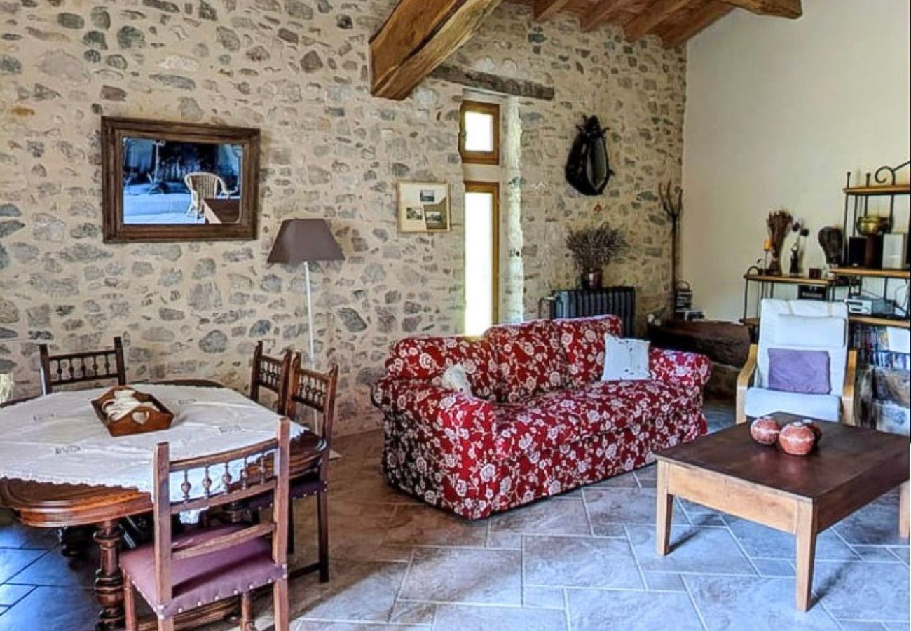 pièce de vie de style provençal et mur en pierres naturelles