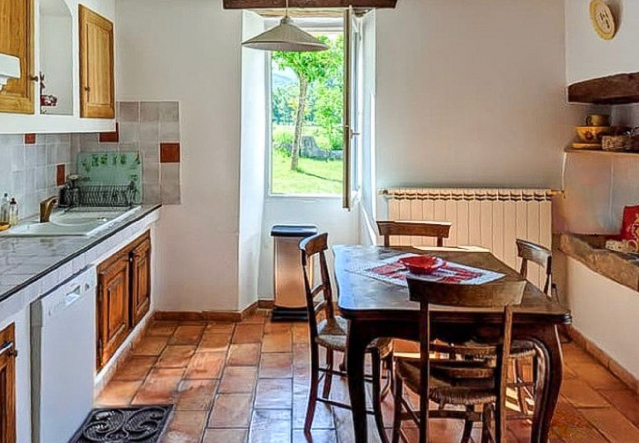 cuisine rustique avec table en bois et lumière naturelle