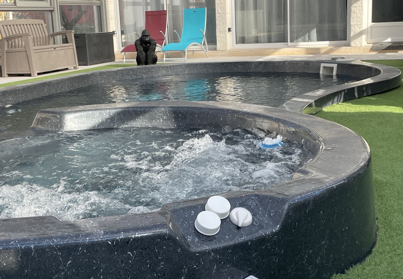 Maison à Caumont sur Durance - Maison avec piscine chauffée et jacuzzi 