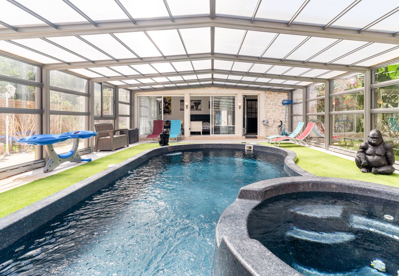 Piscine chauffée avec jacuzzi
