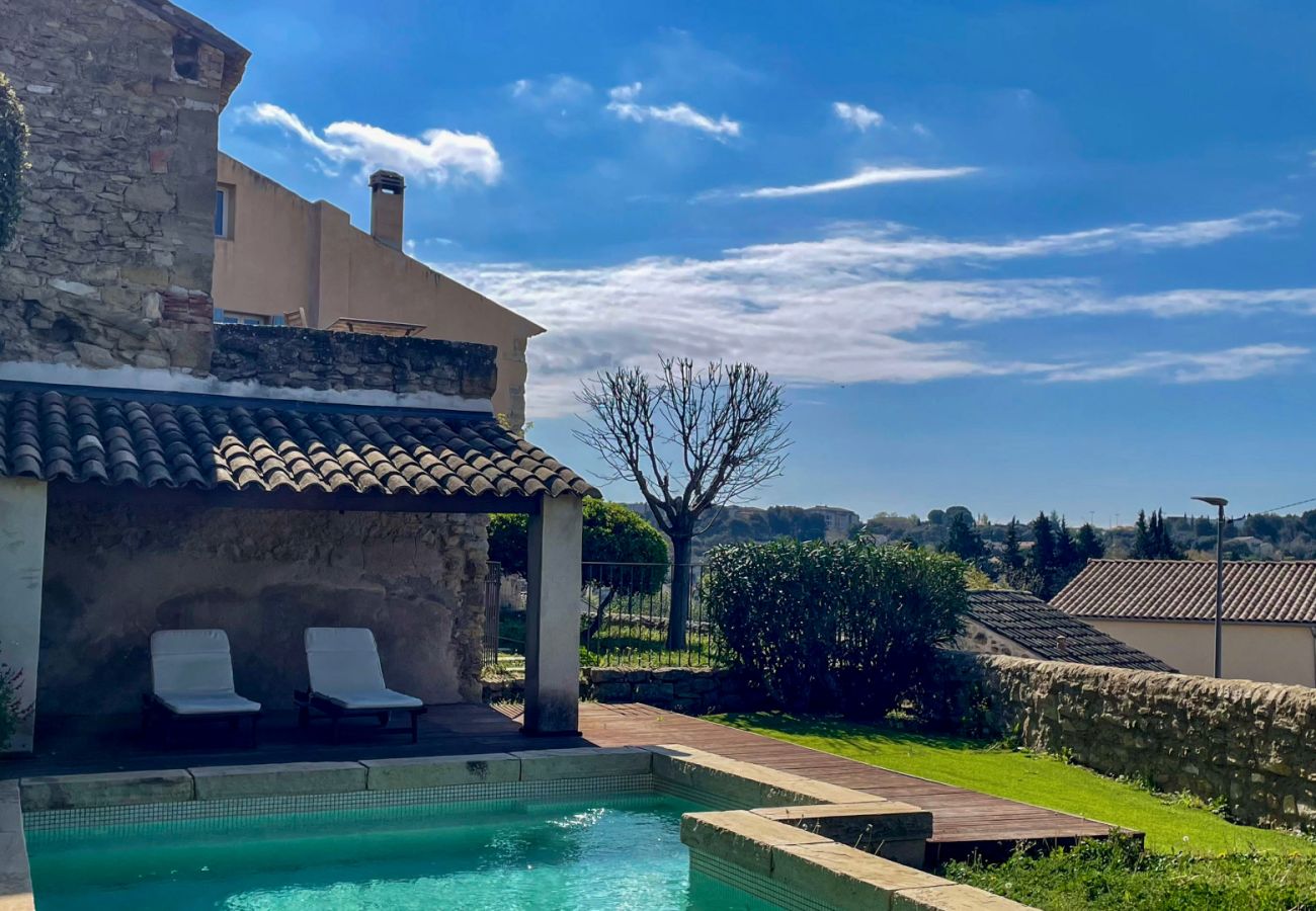 Piscine avec transat et jardin